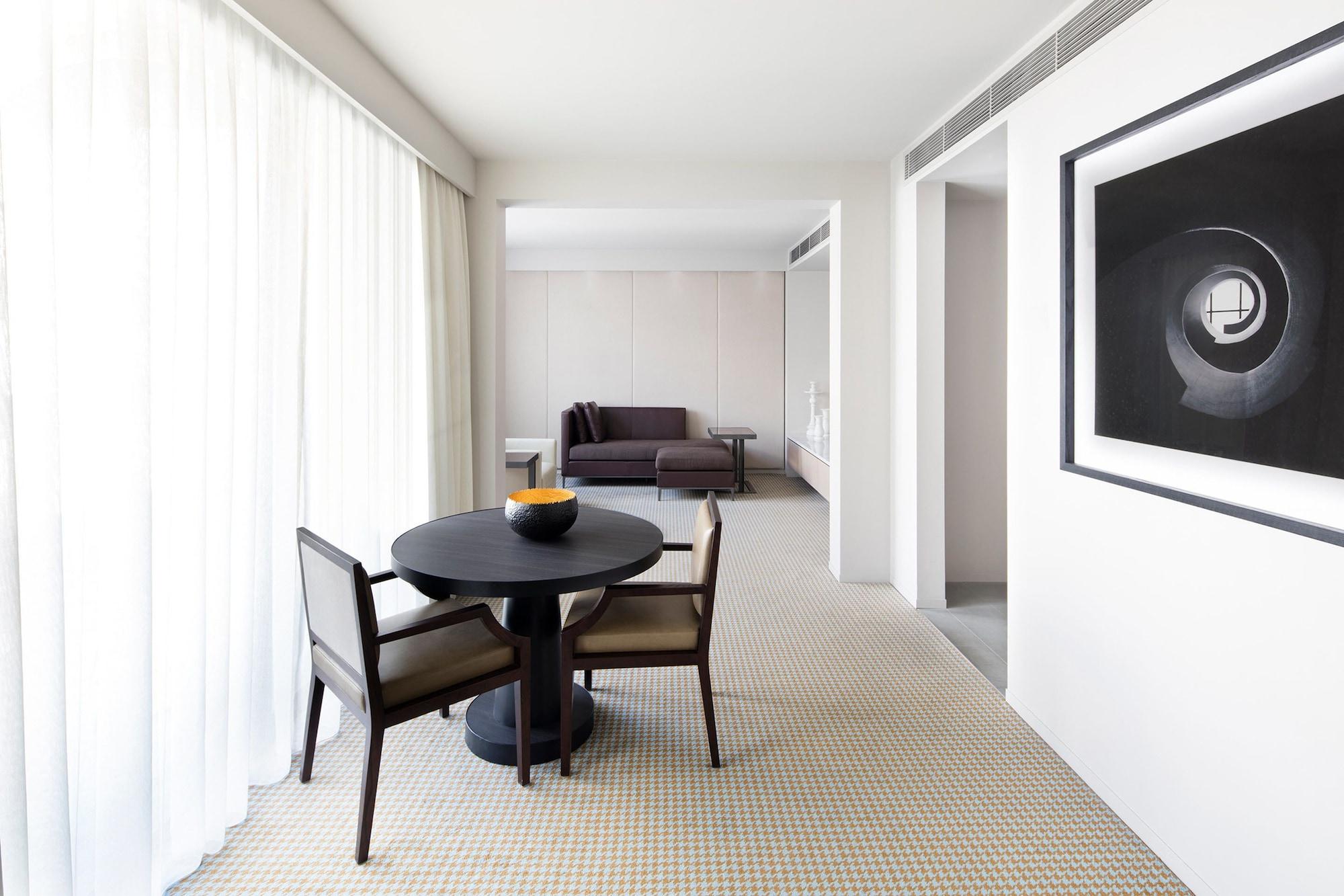 Hotel Realm Canberra Kültér fotó A suite at The Standard East Village
