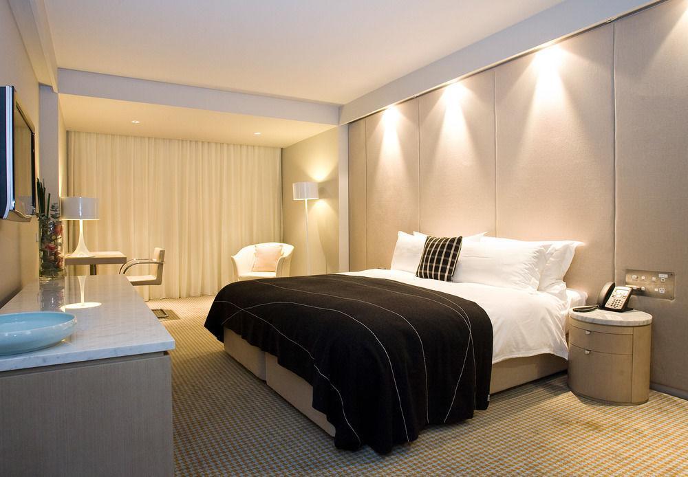 Hotel Realm Canberra Kültér fotó A bedroom at the Mandarin Oriental, Munich