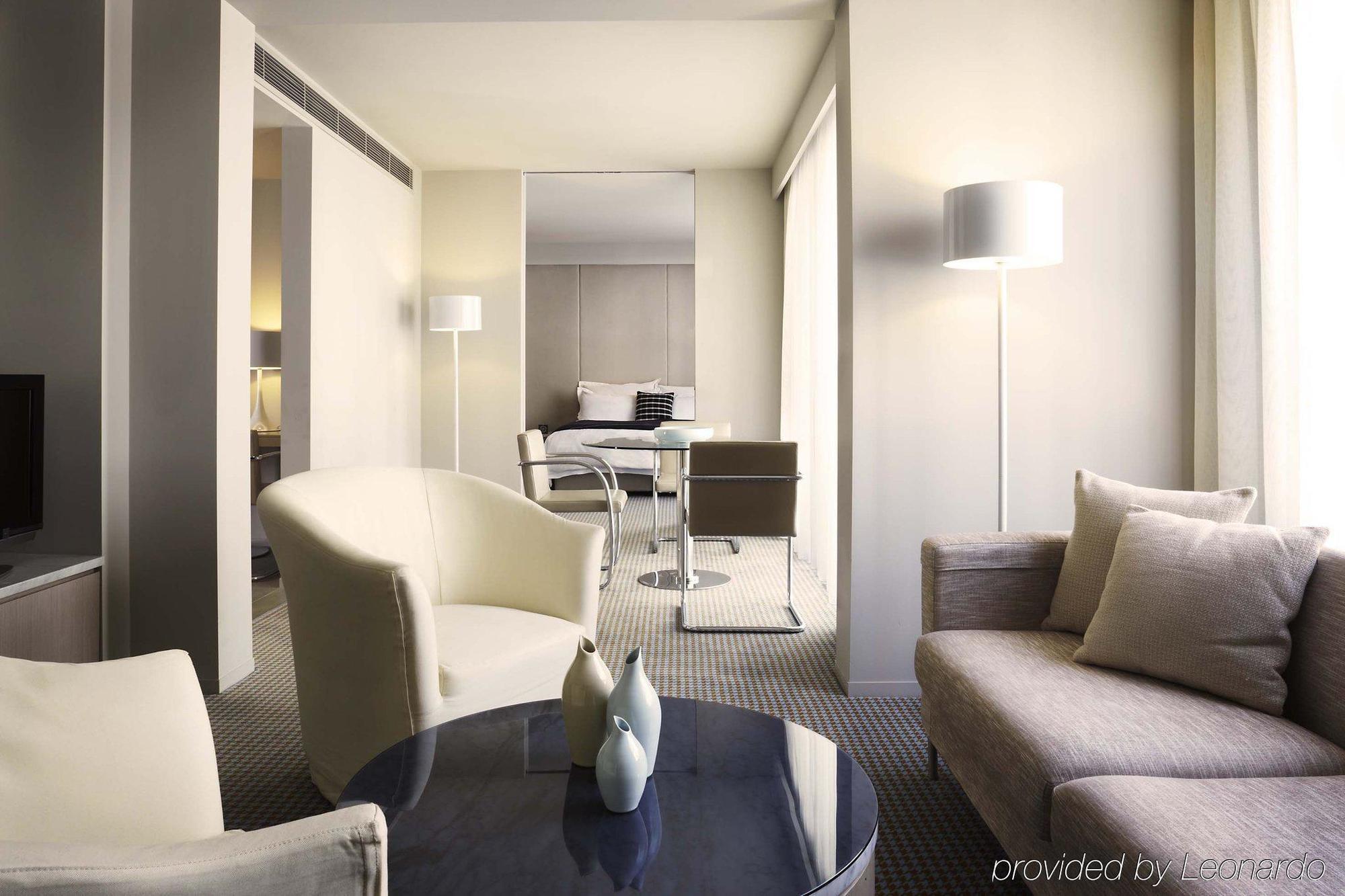 Hotel Realm Canberra Szoba fotó A suite at the hotel