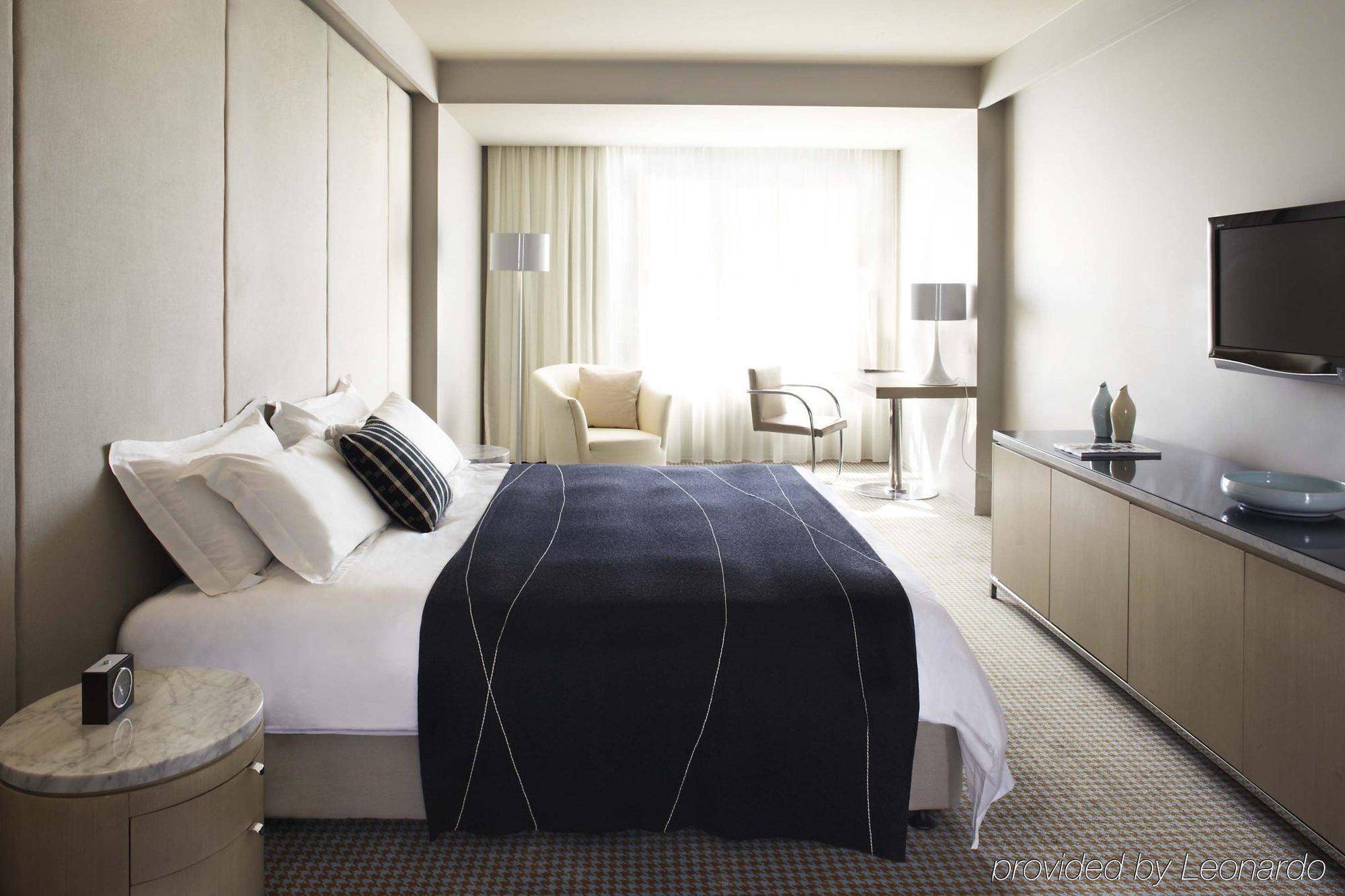 Hotel Realm Canberra Szoba fotó A bedroom at The Park