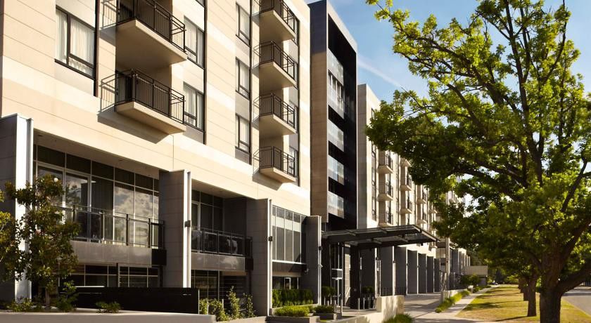 Hotel Realm Canberra Kültér fotó Residential complex in the city