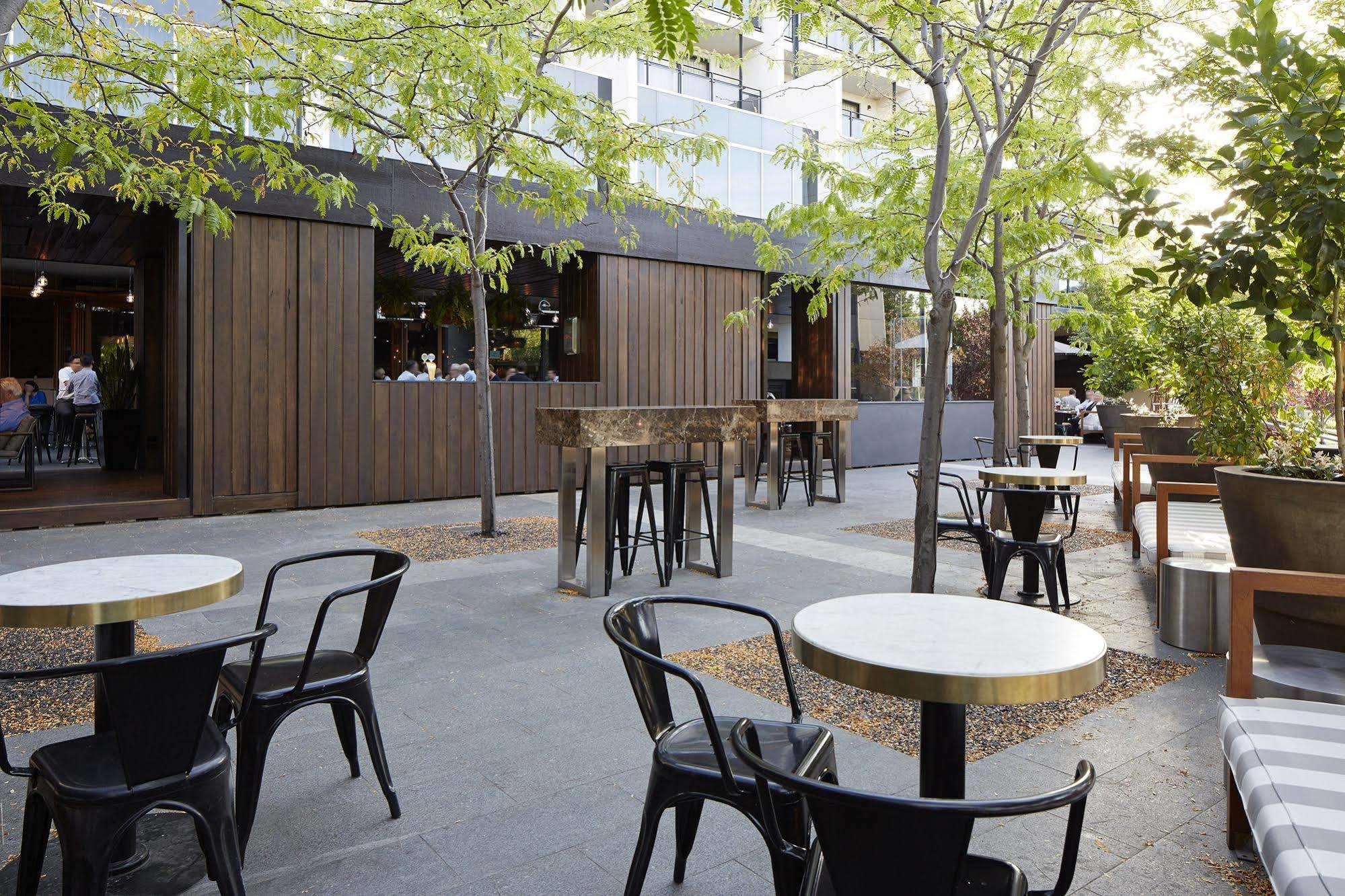 Hotel Realm Canberra Kültér fotó The courtyard at the restaurant