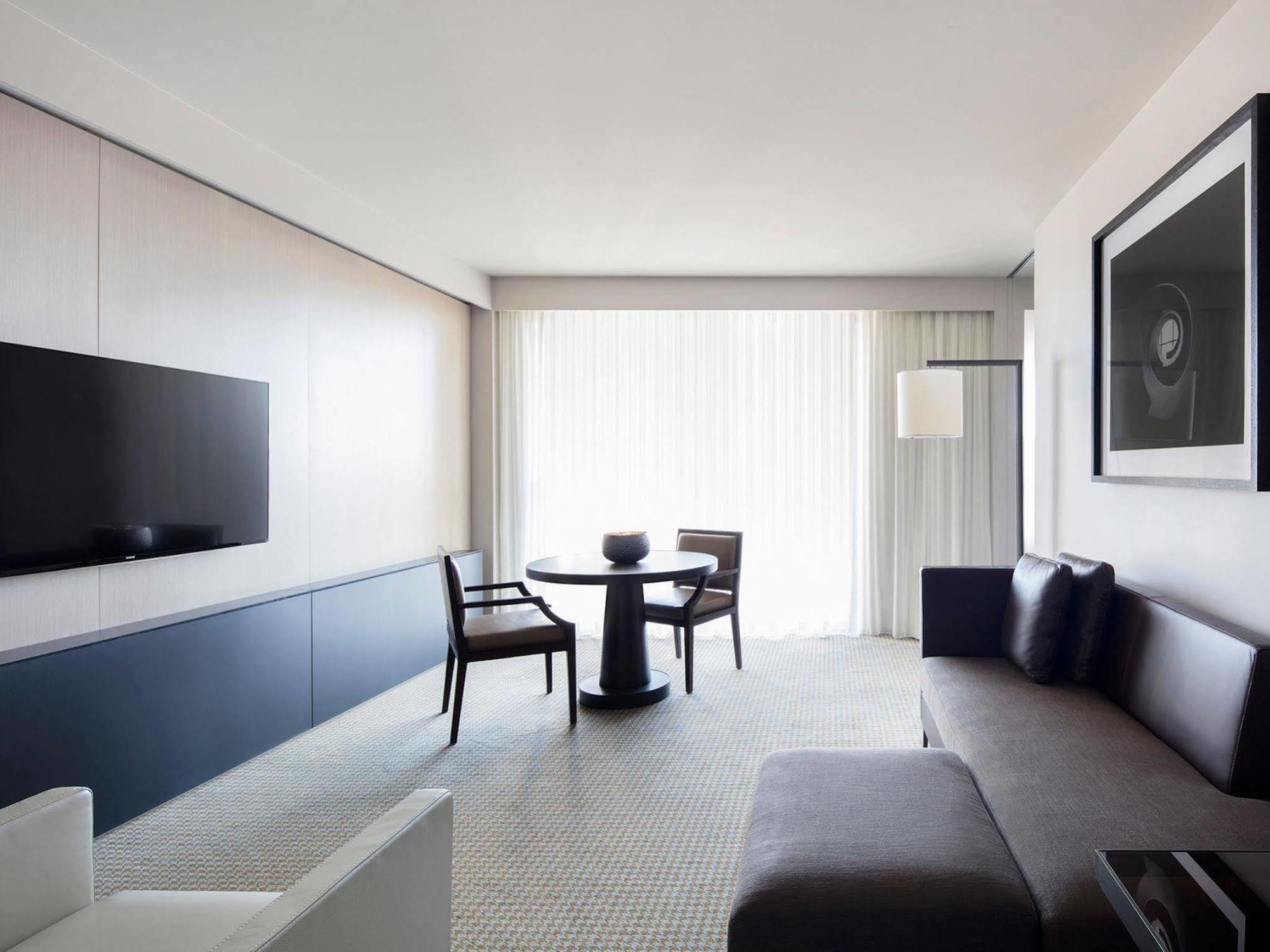 Hotel Realm Canberra Kültér fotó A room at the hotel