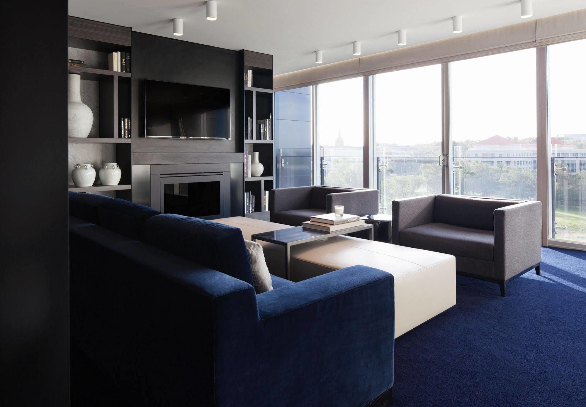 Hotel Realm Canberra Kültér fotó The interior of the 2010 presidential suite