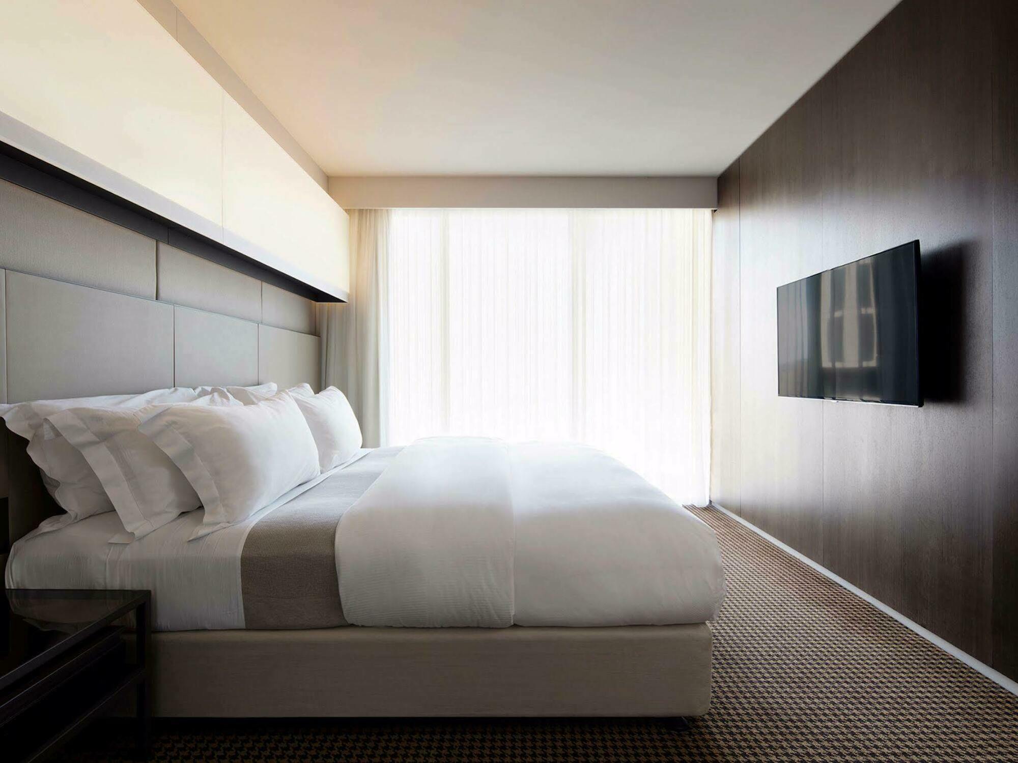 Hotel Realm Canberra Kültér fotó A bedroom at the hotel