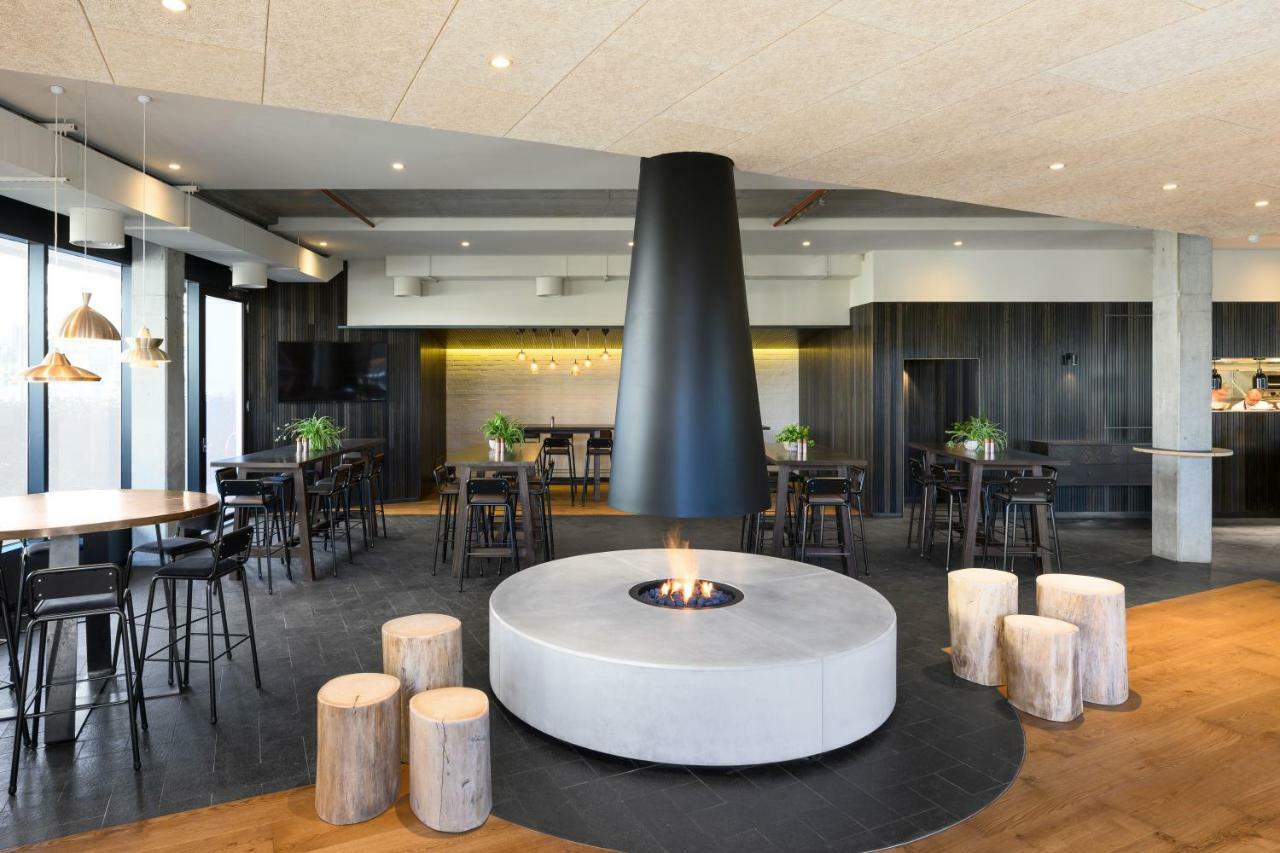 Hotel Realm Canberra Kültér fotó The lounge at the airport