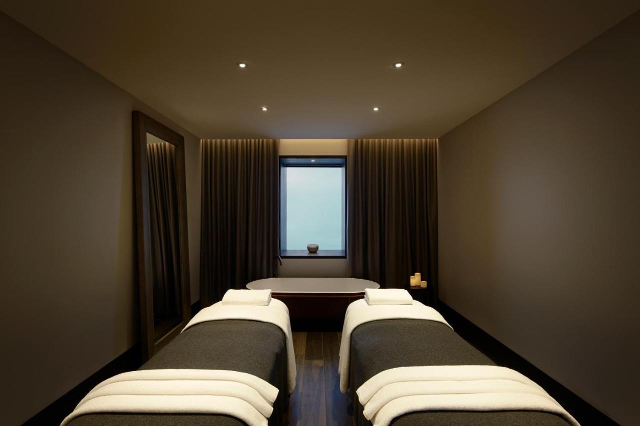 Hotel Realm Canberra Kültér fotó A treatment room at the spa